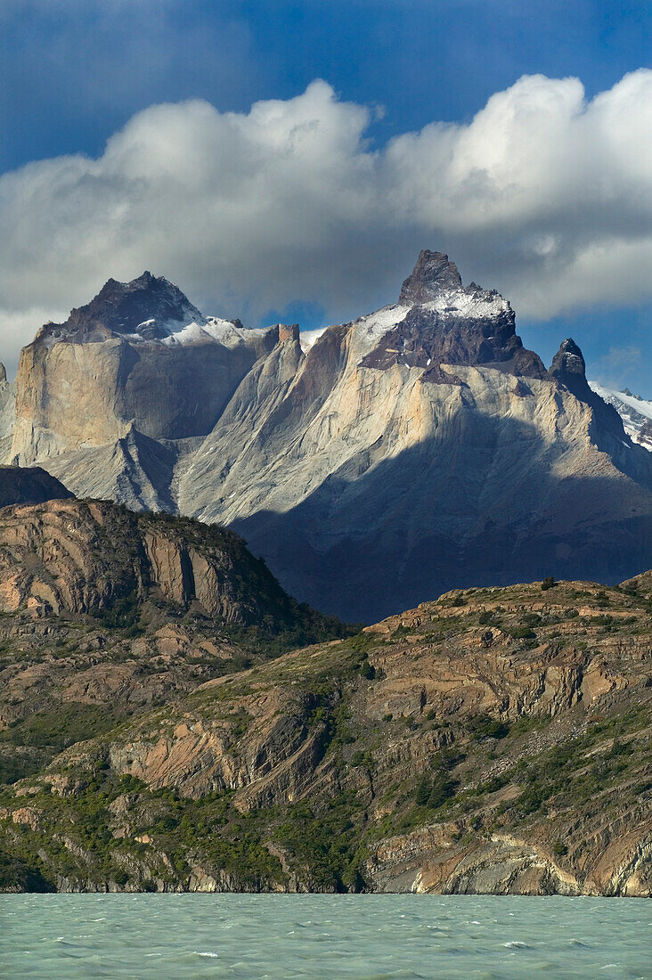 Die Gipfel der Cuernos del Paine vom Grey-See aus gesehen; Torres del Paine National Park, Patagonien, Chile.