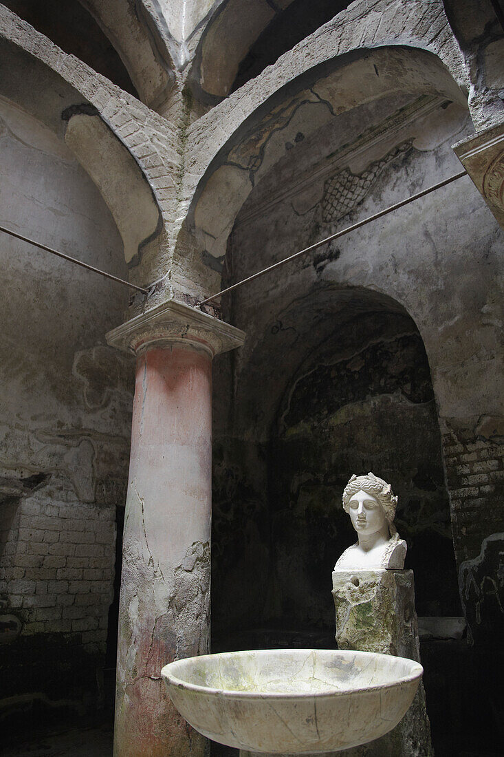 Die Überreste der öffentlichen Bäder von Herculaneum, in der Nähe von Neapel, Italien; Herculaneum, Provinz Kampanien, Italien.
