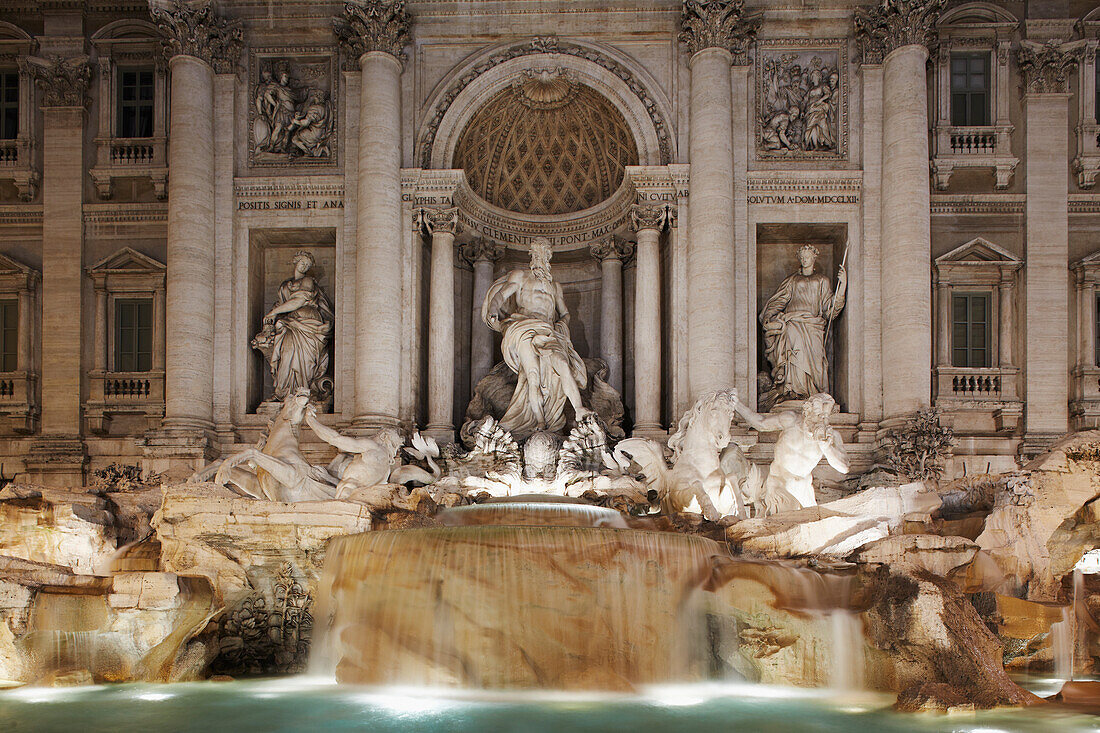 Der spektakuläre Trevi-Brunnen auf der Piazza di Trevi, Rom, Italien; Rom, Italien.