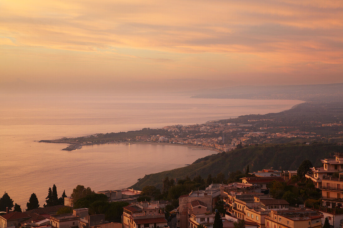 Sonnenaufgang über der sizilianischen Küste, Taormina, Sizilien, Italien; Taormina, Sizilien, Italien.