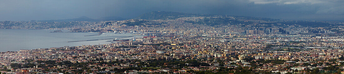 Blick auf Neapel und den Vesuv vom Castel Sant'Elmo, Neapel, Italien; Neapel, Italien.