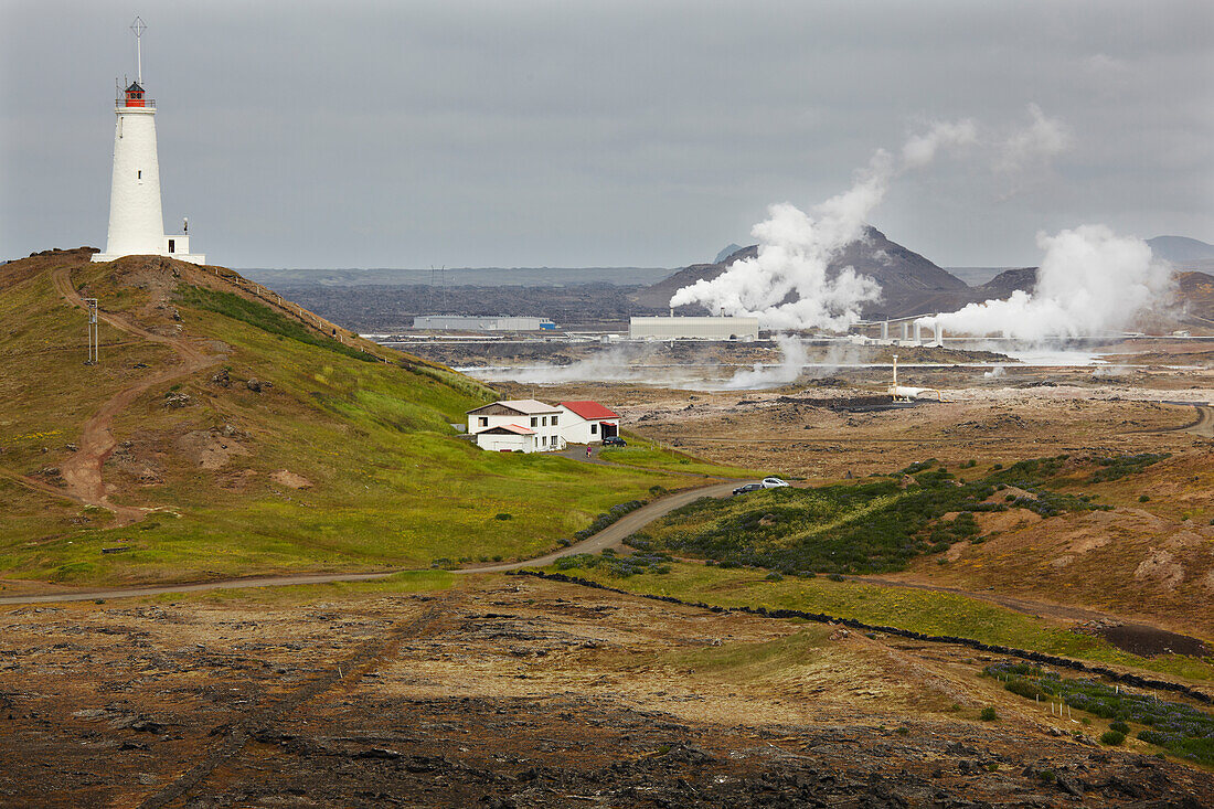 Die Lavafelder und das geothermische Kraftwerk von Gunnuhver, Südwest-Island; Reykjanesviti Leuchtturm, Grindavik, Halbinsel Reykjanes, Island.