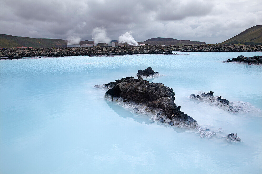 Abfallbecken eines geothermischen Kraftwerks in der Nähe der Blauen Lagune, Island; Grindavik, Island.