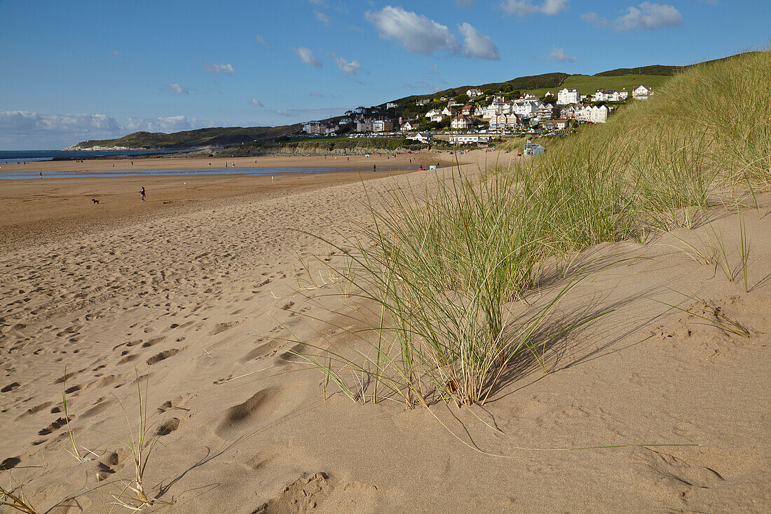 Ein Blick entlang des Woolacombe Beach, einem Strandbad in Nord-Devon, in der Nähe von Barnstaple, Devon; Südwestengland, Großbritannien, Vereinigtes Königreich