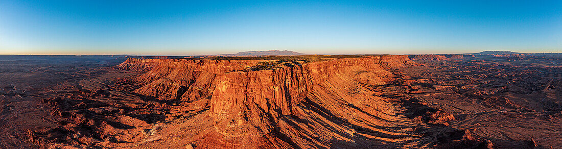 Schroffe Felsformation und blauer Himmel am Horizont; La Sal, Utah, Vereinigte Staaten von Amerika