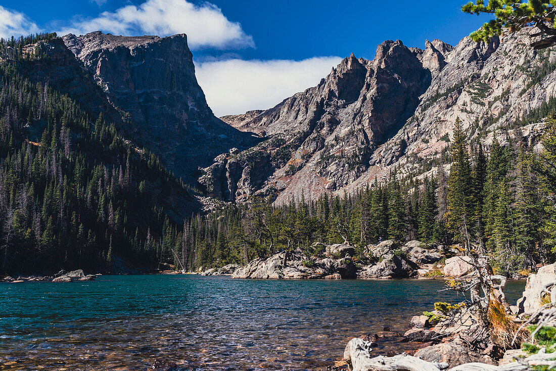 Dream Lake und Hallett Peak im Rocky Mountain National Park, Rocky Mountains; Colorado, Vereinigte Staaten von Amerika