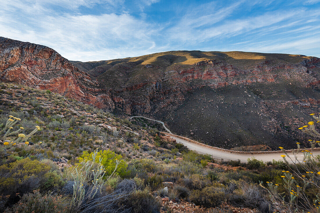 Straße von Prince Albert in die Bergklippen entlang des Swartbergpasses; Westkap, Südafrika