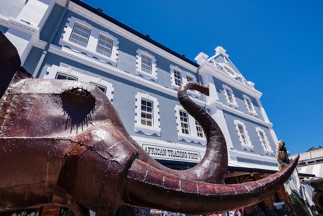 Elefanten-Skulptur der African Trading Port Galerie vor dem Old Port Captain's Building an der Victoria and Alfred Waterfront in Kapstadt; Kapstadt, Westkap, Südafrika