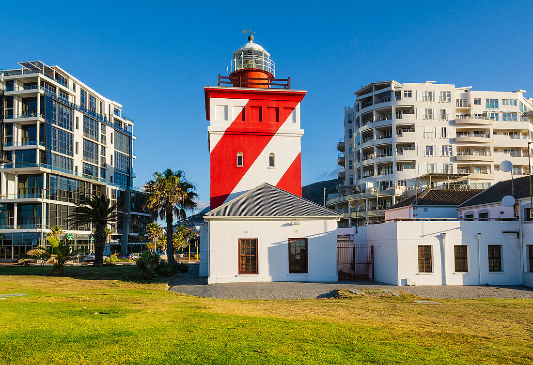 Sea Point Promenade und der Green Point Leuchtturm in Kapstadt; Sea Point, Kapstadt, Südafrika