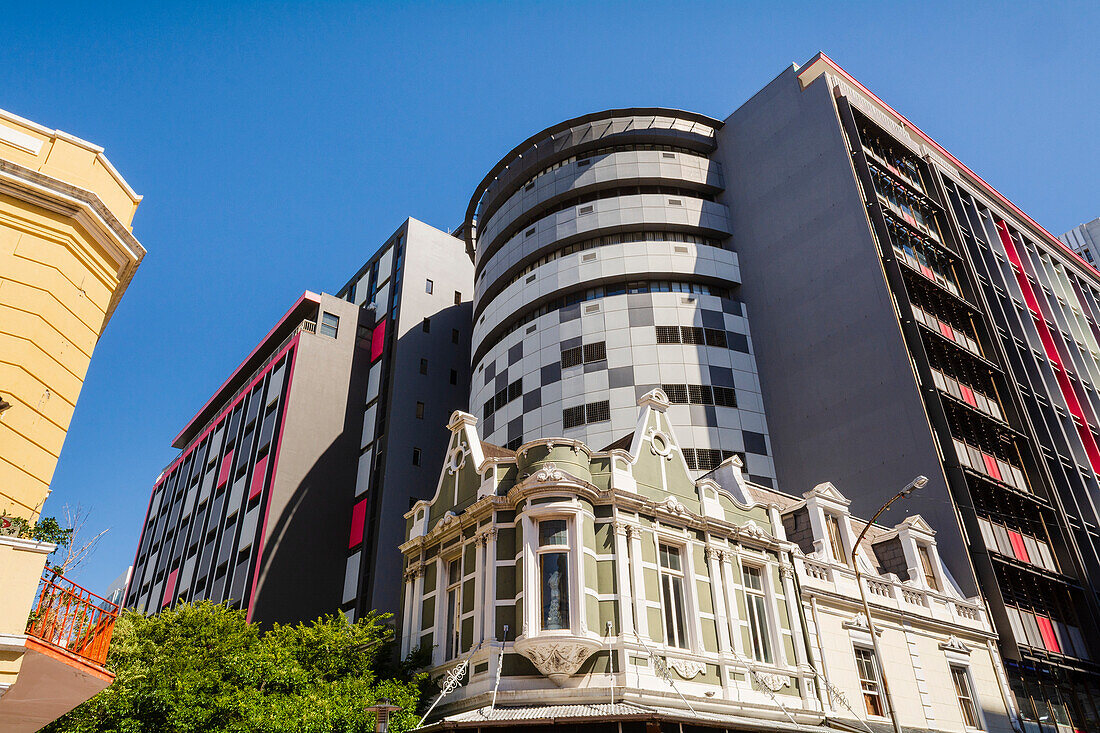 Mischung aus alter und neuer Architektur in der Long Street, die durch das zentrale Geschäftsviertel von Kapstadt führt, mit interessanten Geschäften, Bars und Restaurants; Kapstadt, Westkap, Südafrika