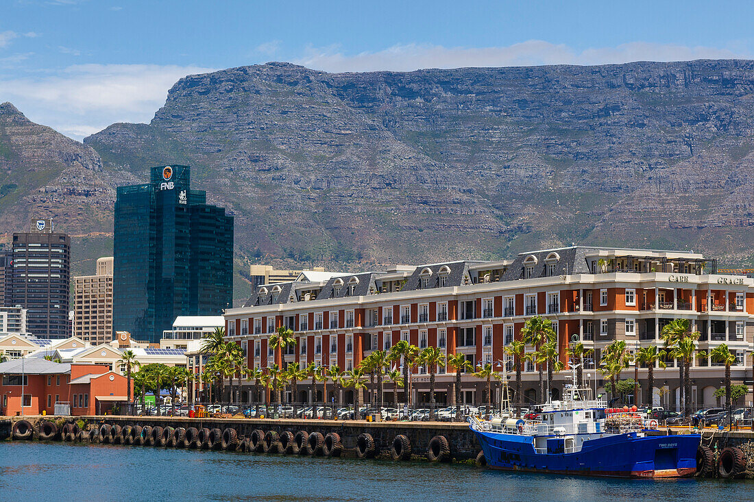 Das Cape Grace Hotel mit Bürogebäuden und dem Tafelberg im Hintergrund entlang des Hafens an der Victoria and Alfred Waterfront in Kapstadt; Kapstadt, Westkap, Südafrika