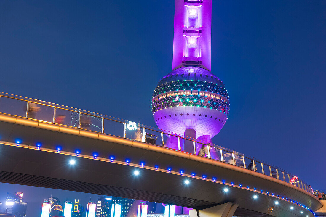 Detail einer Fußgängerüberführung und des Oriental Pearl Tower in der Abenddämmerung; Shanghai, Shanghai Shi, China