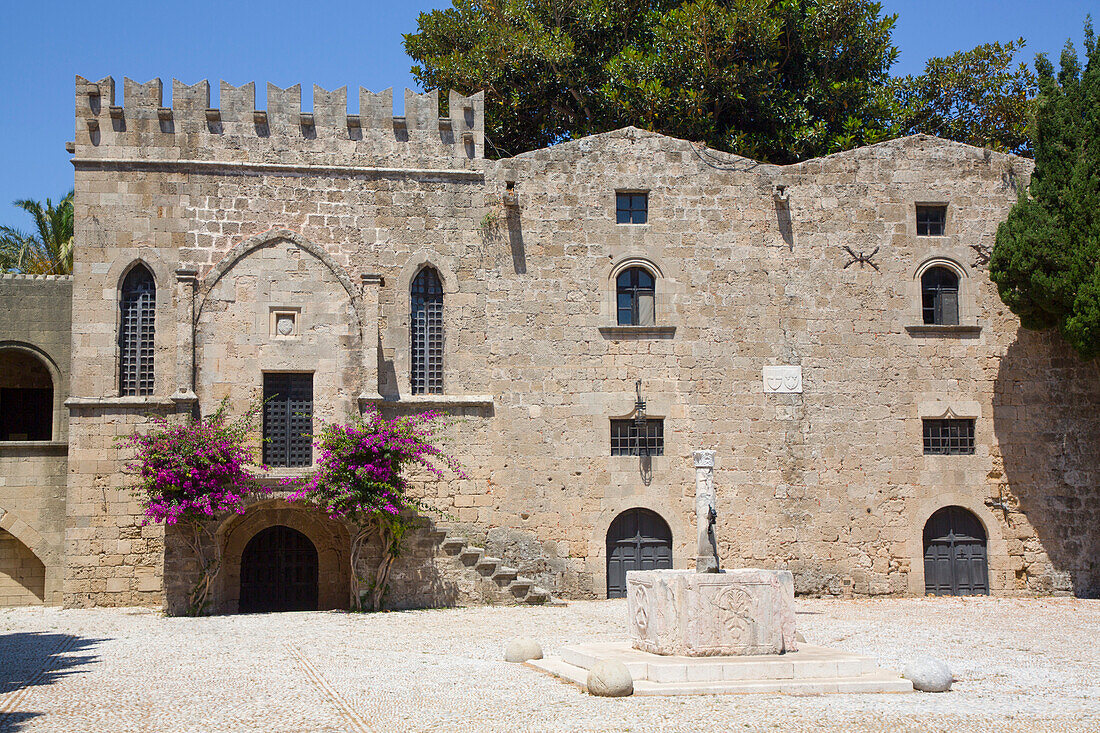 Argyrokastro-Platz mit dem alten Taufbrunnen, Rhodos-Altstadt, Rhodos; Dodekanes-Inselgruppe, Griechenland