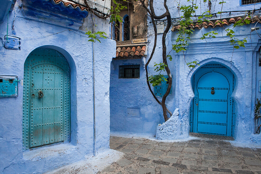 Ein Blick in die verwinkelten und steilen Gassen von Chefchaouen - der blauen Stadt Marokkos; Chefchaouen, Marokko