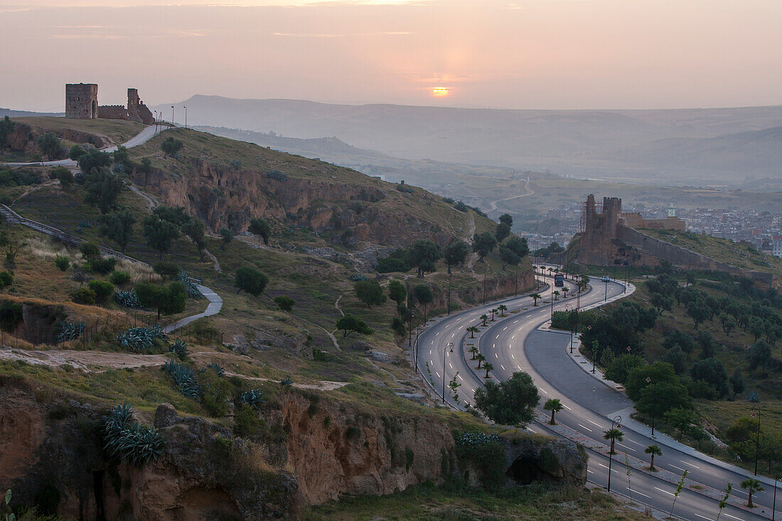 Die Sonne geht über der Landschaft und der Stadt Fes auf; Fes, Marokko