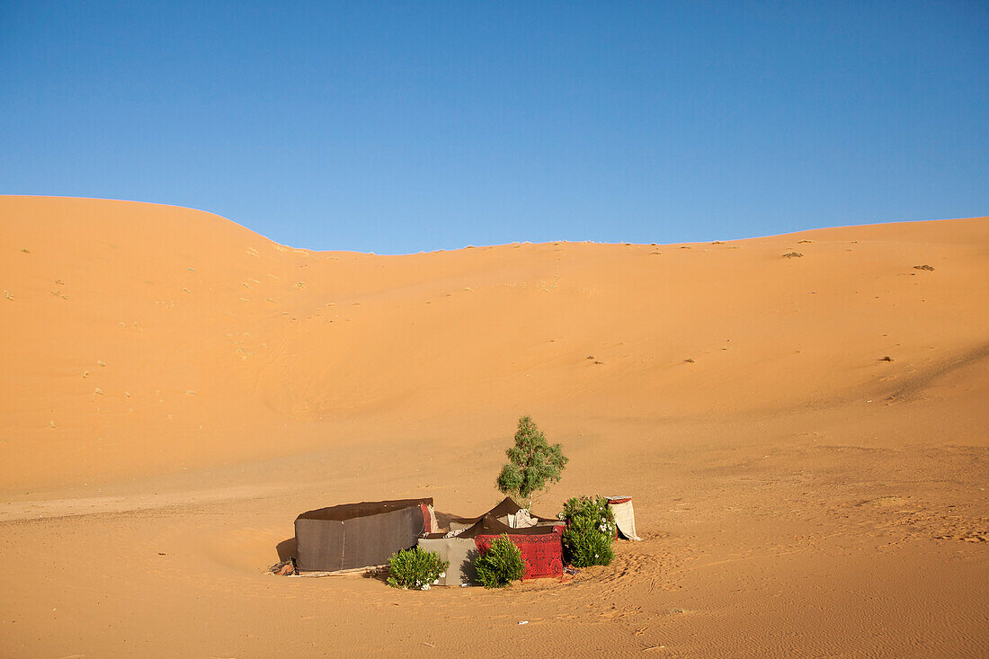 Ein abgelegenes Zeltlager ist in der Nähe einer Sanddüne in der Sahara bei Erg Chebbi zu sehen; Erg Chebbi, Marokko