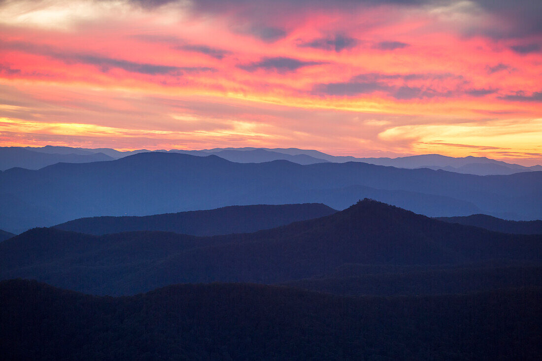 Die Bergkämme der Blue Ridge Mountains sind bei Sonnenuntergang zu sehen; North Carolina, Vereinigte Staaten von Amerika