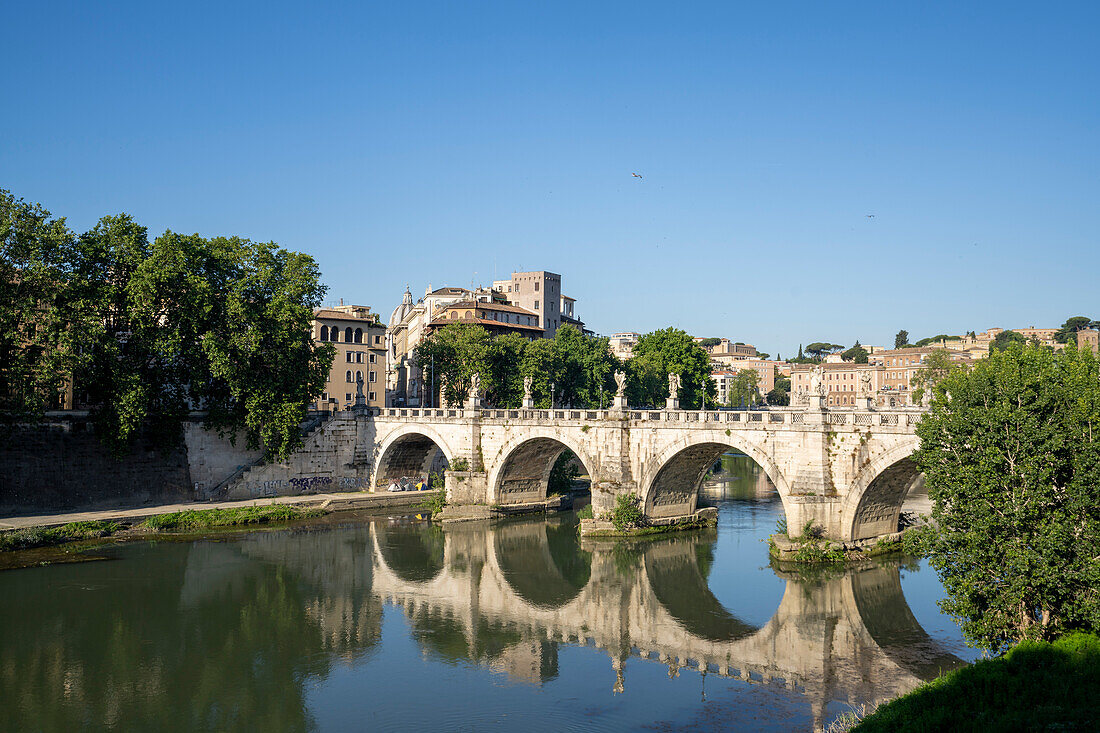 Blick auf die Ponte Sant'Angelo über den Tiber; Rom, Italien