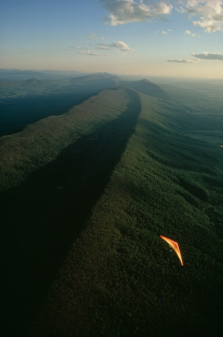 Drachenflieger über Massanutten Mountain, Shenandoah Valley; SHENANDOAH VALLEY, VIRGINIA.