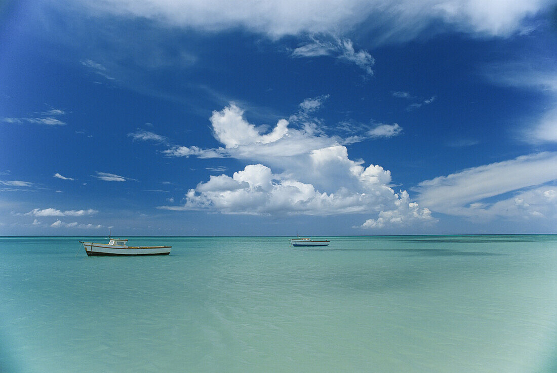 Wolken und Boote, Aruba; ARUBA ISLAND, NIEDERLANDE ANTILLES, WEST-INDIEN.