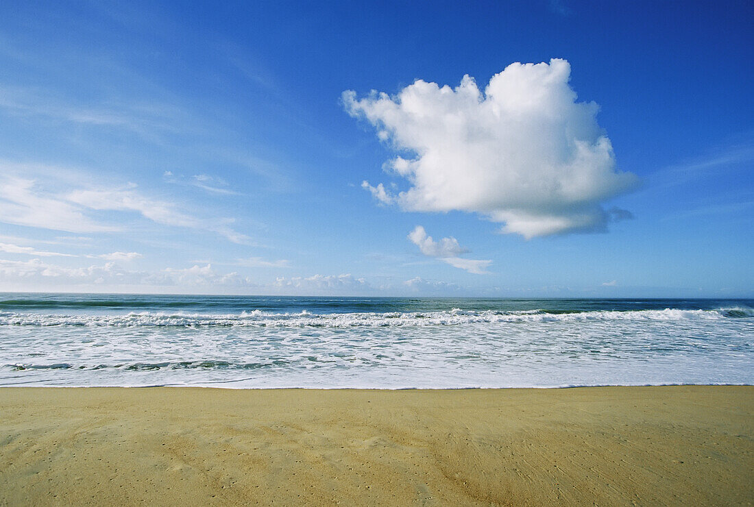 Strand, Meer, Himmel und Wolken über Cape Hatteras; CAPE HATTERAS, NORTH CAROLINA.