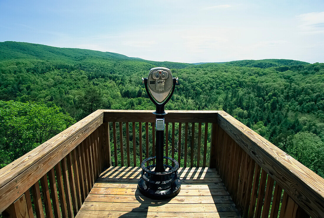 Ein Sucher bietet einen Panoramablick auf den Green Ridge State Forest; Green Ridge State Forest, Maryland.