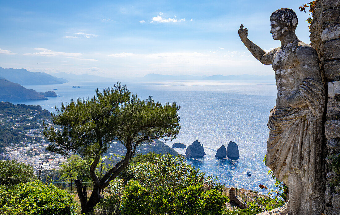 Blick auf die Faraglioni-Bucht und Felsformationen vom Monte Solaro auf der Insel Capri, Neapel, Italien; Monte Solaro, Capri, Italien