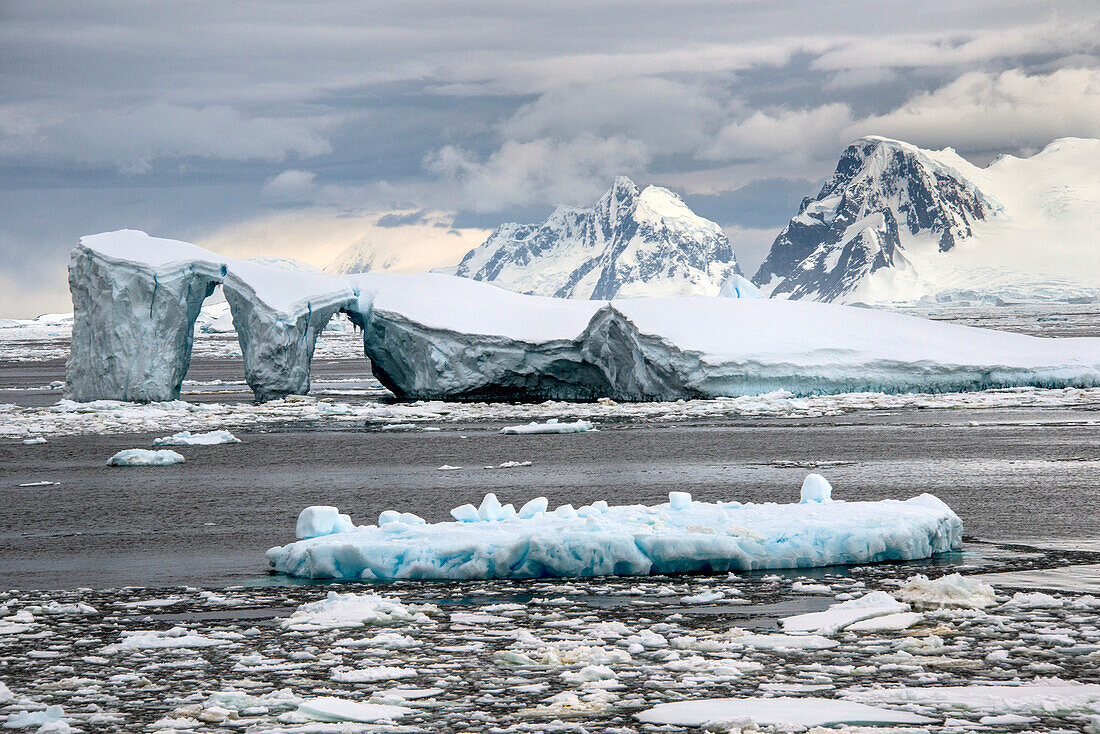 Eisberge in der Penola-Straße in der Antarktis, entlang der Antarktischen Halbinsel; Antarktis