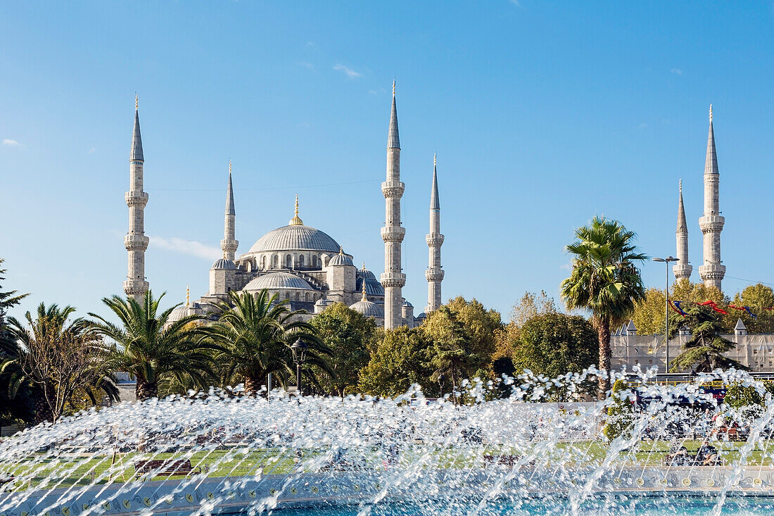 Die Sultan-Ahmet- oder Sultanahmet-Moschee, auch bekannt als die Blaue Moschee.  Die Moschee ist Teil der historischen Bereiche von Istanbul, die zum UNESCO-Weltkulturerbe gehören; Istanbul, Provinz Istanbul, Türkei