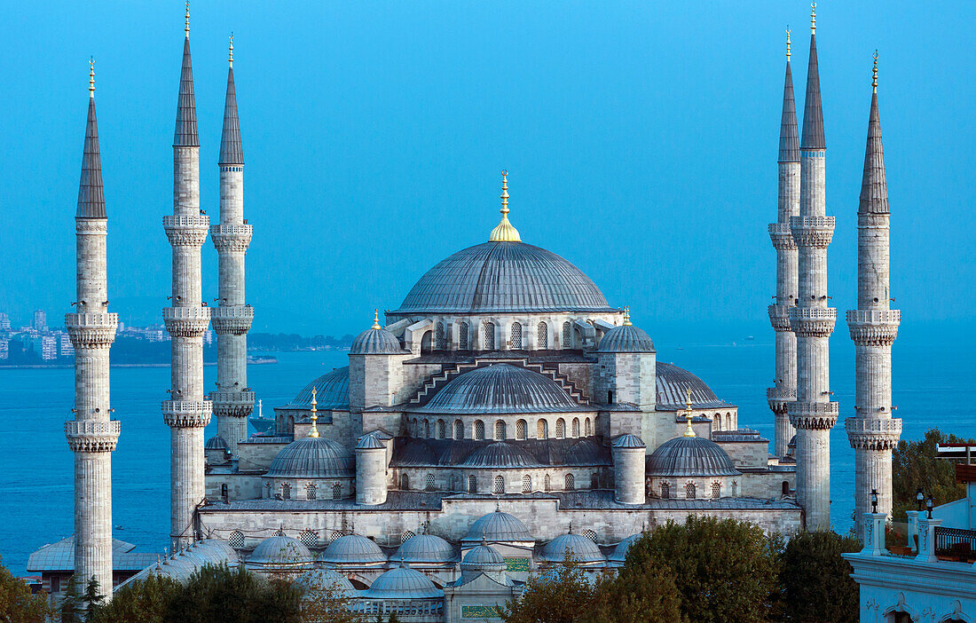 Die Sultan-Ahmet- oder Sultanahmet-Moschee, auch bekannt als die Blaue Moschee.  Die Moschee ist Teil der historischen Bereiche von Istanbul, die zum UNESCO-Weltkulturerbe gehören; Istanbul, Provinz Istanbul, Türkei
