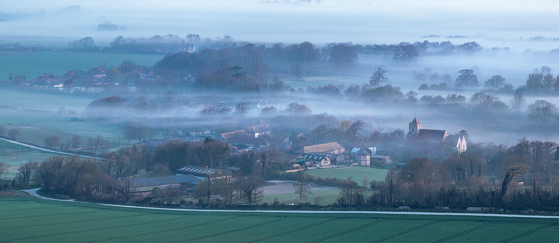 Morgennebel schlängelt sich geisterhaft durch ein abgelegenes Dorf im Süden Englands; Lewes, East Sussex, England, Vereinigtes Königreich