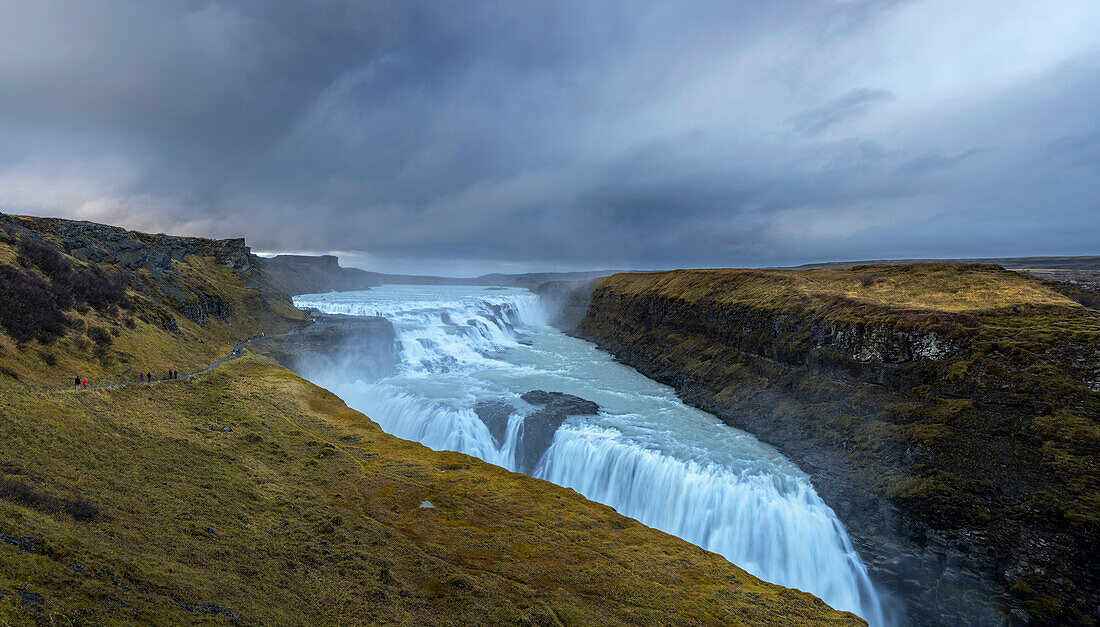Wasserkaskaden über den Gullfoss Wasserfall an einem bewölkten Herbsttag in Island; Island