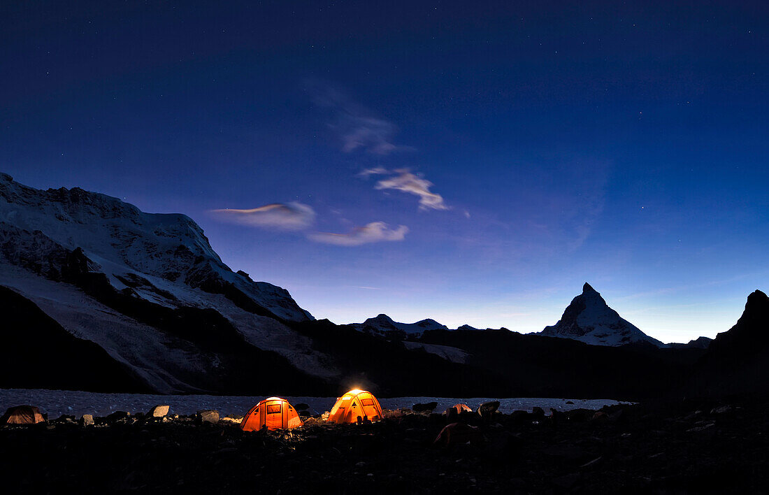 Ein Team von Forschern auf dem Gornergletscher in der Schweiz; Gornergrat, Zermatt, Schweiz.