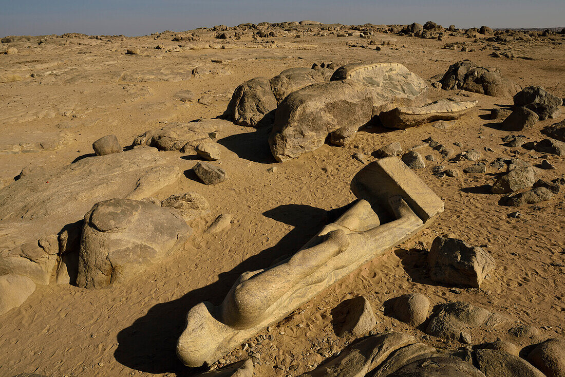 In Tumbus liegt eine zerbrochene Statue des Königs Taharqa aus der Kustitenzeit an der Hauptstraße, die dem Ostufer des Nils folgt; Kerma, Sudan, Ägypten.