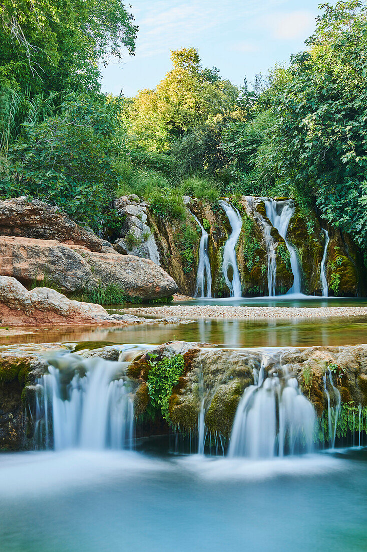 Landschaftliche Schönheit der kaskadenartigen Wasserfälle bei El Parrizal Beceite entlang des Matarranya Flusses in der Provinz Teruel, Autonome Region Aragonien; Spanien