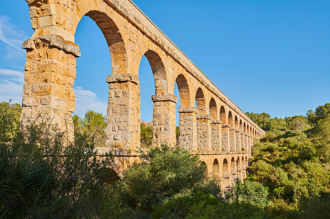 Altes, römisches Aquädukt, das Ferreres-Aquädukt (Aq?e de les Ferreres), auch bekannt als Pont del Diable (Teufelsbrücke) bei Tarragona; Katalonien, Spanien