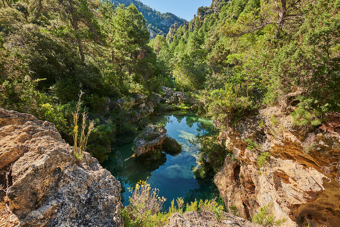 Abgelegener Teich, umgeben von der landschaftlichen Schönheit des El Parrizal Beceite entlang des Matarranya-Flusses (R?Matarra??in der Provinz Teruel, Autonome Region Aragonien; Spanien