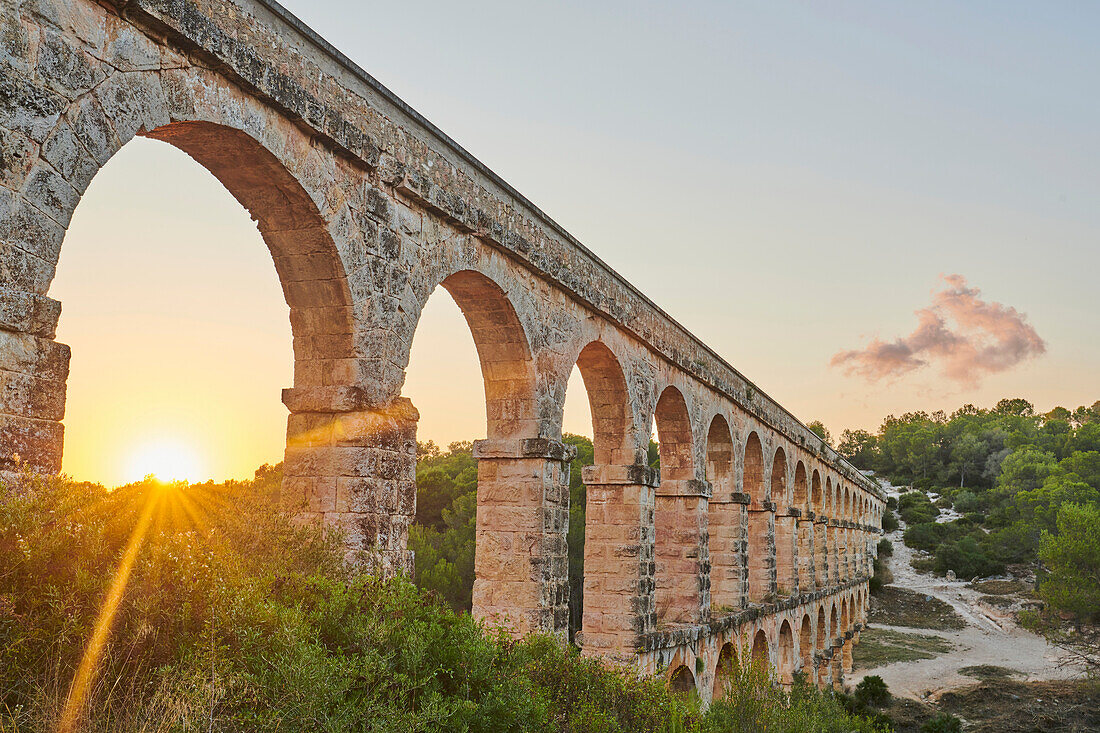 Altes, römisches Aquädukt, das Ferreres-Aquädukt (Aq?e de les Ferreres), auch bekannt als Pont del Diable (Teufelsbrücke) bei Tarragona; Katalonien, Spanien