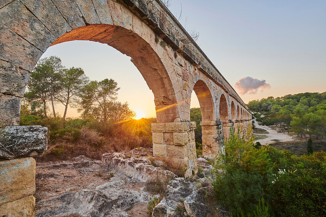Altes, römisches Aquädukt, das Ferreres-Aquädukt (Aq?e de les Ferreres), auch bekannt als Pont del Diable (Teufelsbrücke) bei Tarragona; Katalonien, Spanien
