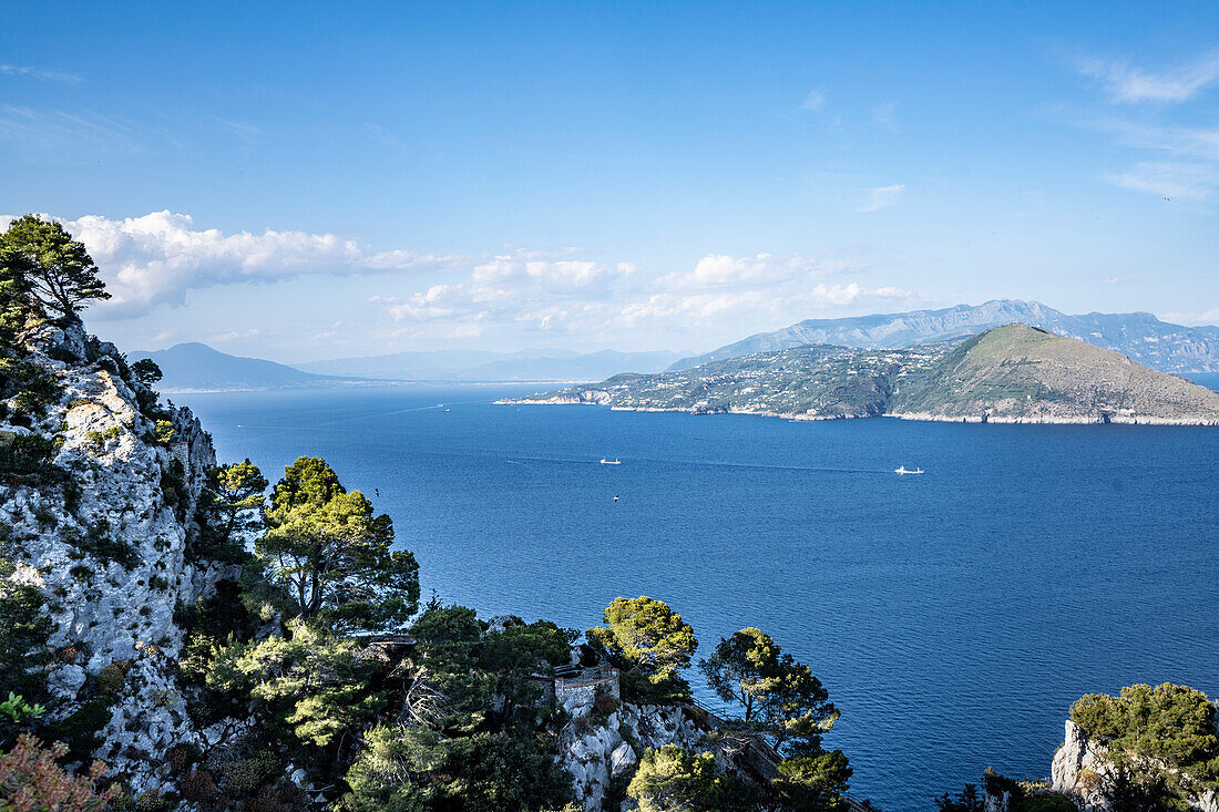 Blick vom Parco Astarita auf der Insel Capri über die Amalfiküste und die Bucht von Neapel; Neapel, Capri, Italien