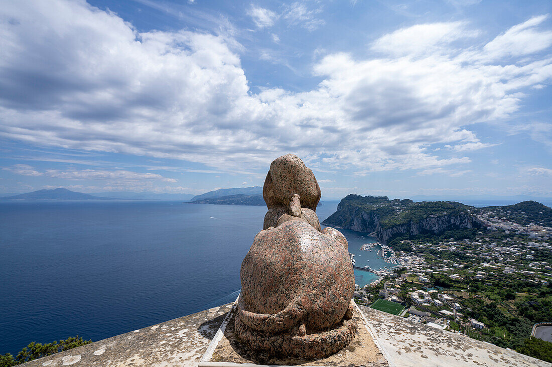 Rückansicht einer Sphinx-Statue, einem altägyptischen Relikt, das die Terrasse schmückt und die Bucht von Neapel überblickt, in der Villa San Michele, einer vom schwedischen Arzt und Autor Axel Munthe erbauten Villa aus dem 19. Jahrhundert, Anacapri, auf der Insel Capri; Neapel, Capri, Italien