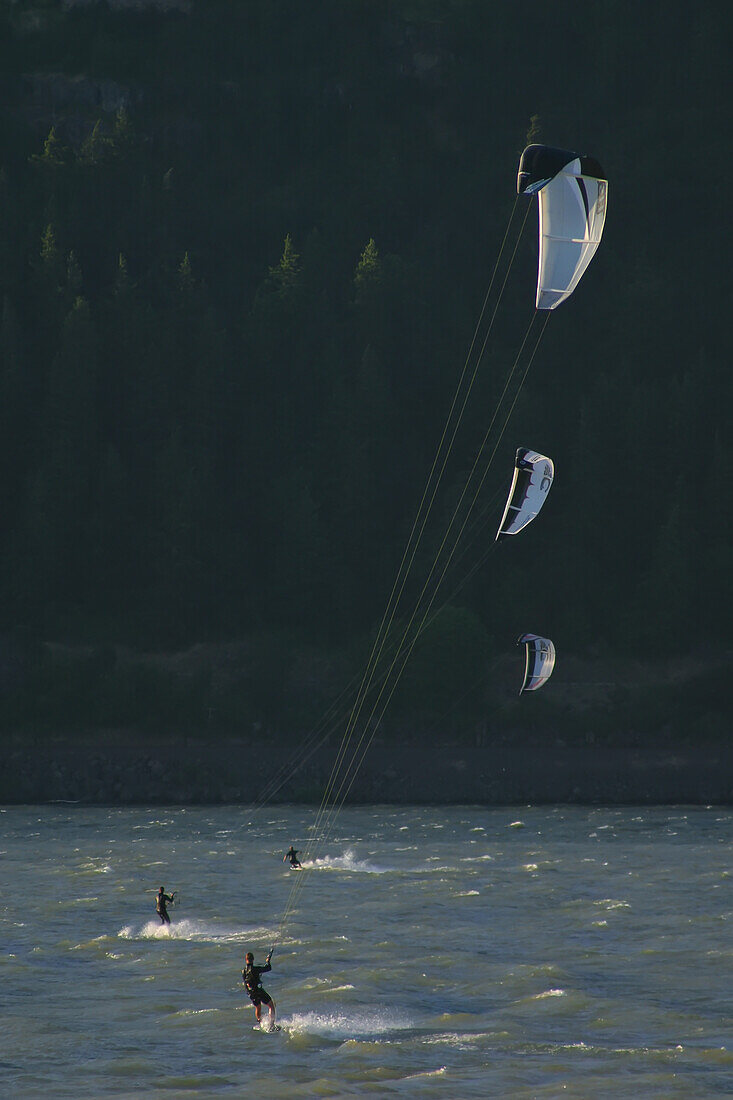 Kiteboarding auf dem Columbia River bei Hood River; Columbia River und Hood River, Oregon.