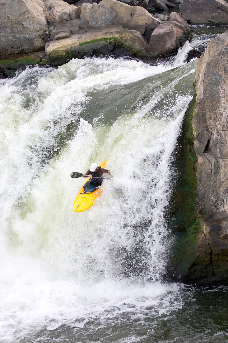 Wildwasserkajakfahrer paddelt vor einem Wasserfall; Potomac River, Maryland und Virginia.