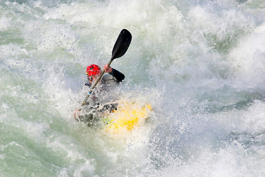Wildwasserkajakfahrer paddelt durch große Stromschnellen; Potomac River, Maryland und Virginia.