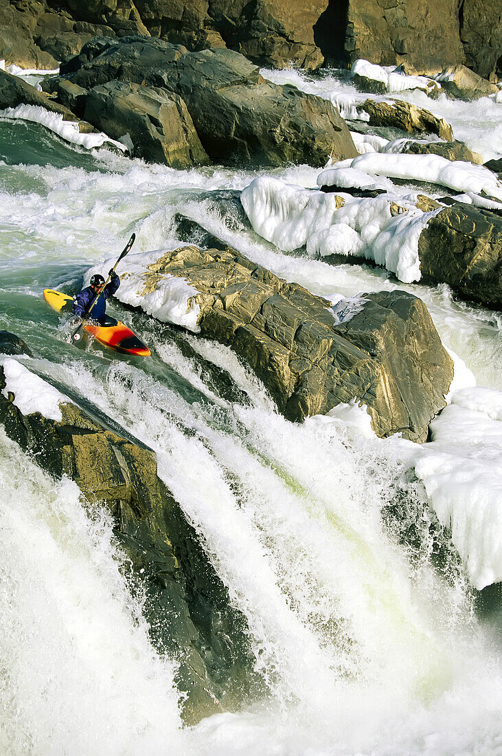 Kajakfahrer an der Spitze eines Wasserfalls, Great Falls am Potomac River; GREAT FALLS, POTOMAC RIVER.