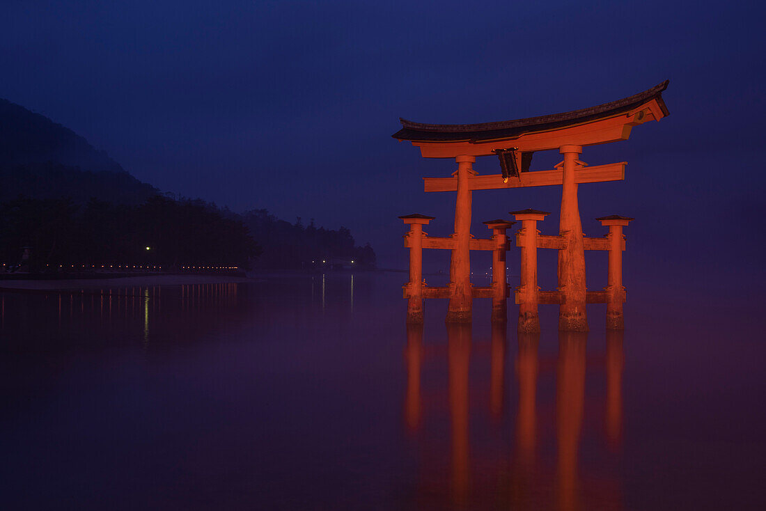 Miyajima, offiziell Itsukushima genannt, ist eine kleine Insel weniger als eine Stunde außerhalb der Stadt Hiroshima. Sie ist vor allem für ihr riesiges Torii-Tor bekannt, das bei Flut auf dem Wasser zu schweben scheint. Die Sehenswürdigkeit gilt als eine der schönsten Aussichten Japans; Hiroshima, Japan