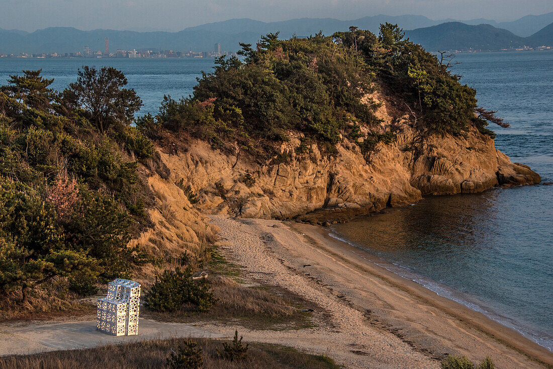 Moderne Skulptur, Kunstinstallation am Strand der Insel Naoshima, einer Insel in der Seto-Binnensee, die für ihre modernen Kunstmuseen, Architektur und Skulpturen bekannt ist. Ein Großteil der Kunst auf Naoshima wurde von der Benesse Corporation installiert, die Kunstmuseen, -installationen und -skulpturen sowohl auf Naoshima als auch auf den Nachbarinseln betreibt; Naoshima Island, Seto Inland Sea, Japan