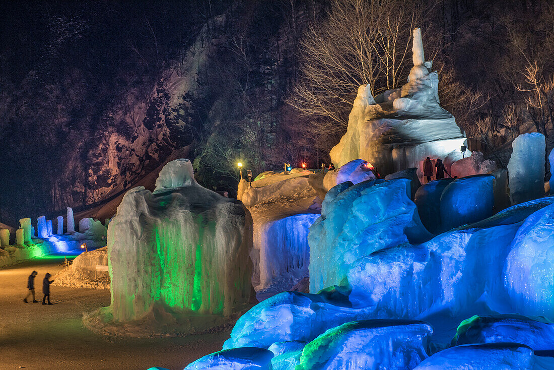 Farbige Lichter auf Eisskulpturen beim Sounkyo Ice Waterfall Festival. Sounkyo ist eine Schluchtenkette in Kamikawa, Hokkaido, Japan, im Daisetsuzan-Nationalpark; Sounkyo, Hikkaido, Japan