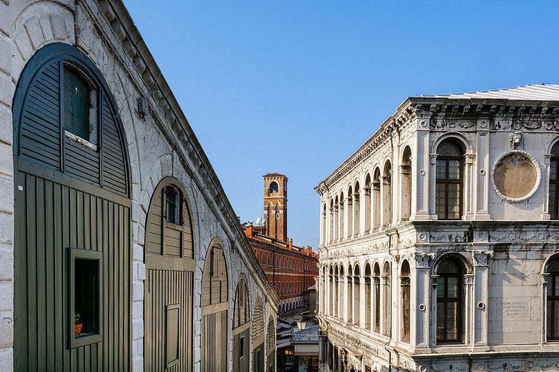 Gebäude des Camerlenghi-Palastes und Glockenturm von der Rialto-Brücke in Venetien; Venedig, Italien