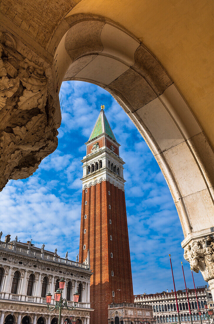 Blick auf den Campanile di San Marco durch einen Torbogen am Markusplatz in Venetien; Venedig, Italien